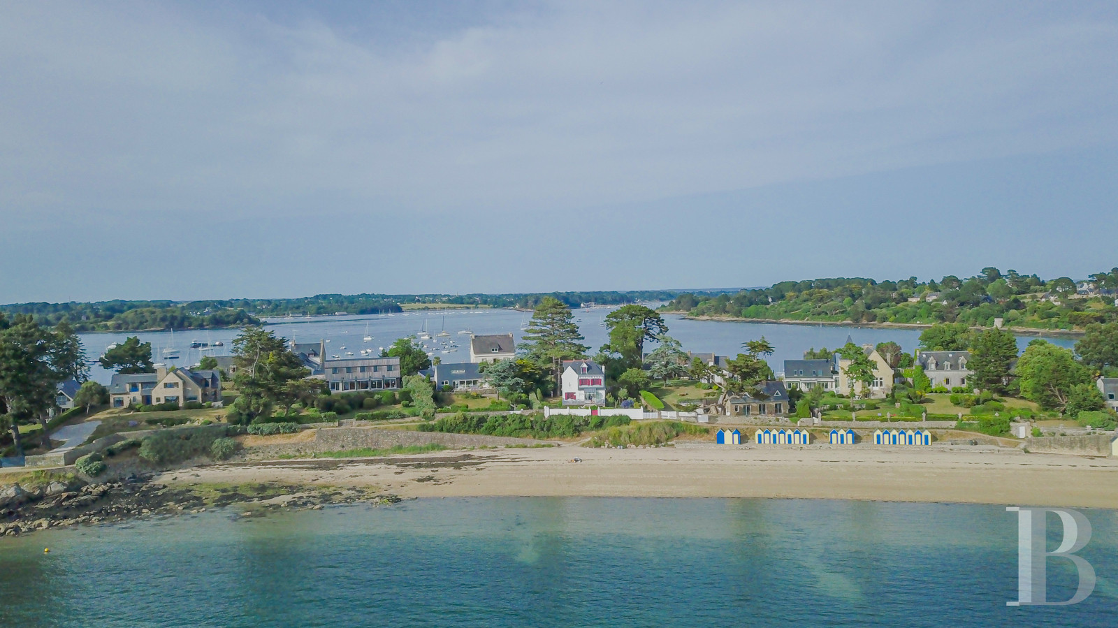 Sur l’Île-aux-Moines, dans le golfe du Morbihan, une maison de famille les pieds dans l’eau - photo  n°1